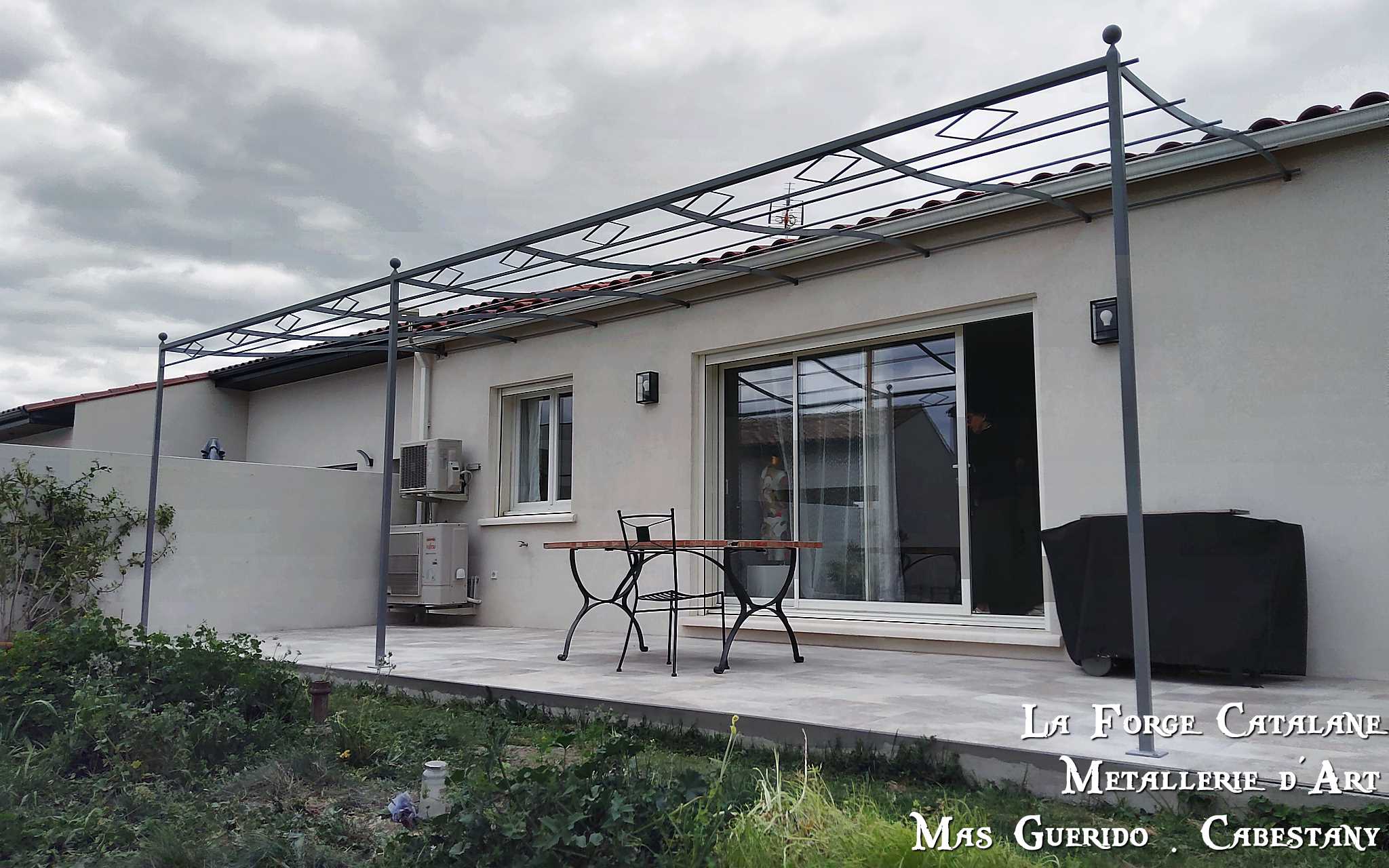 pergola frise losange  et boules de finition forge catalane.jpg